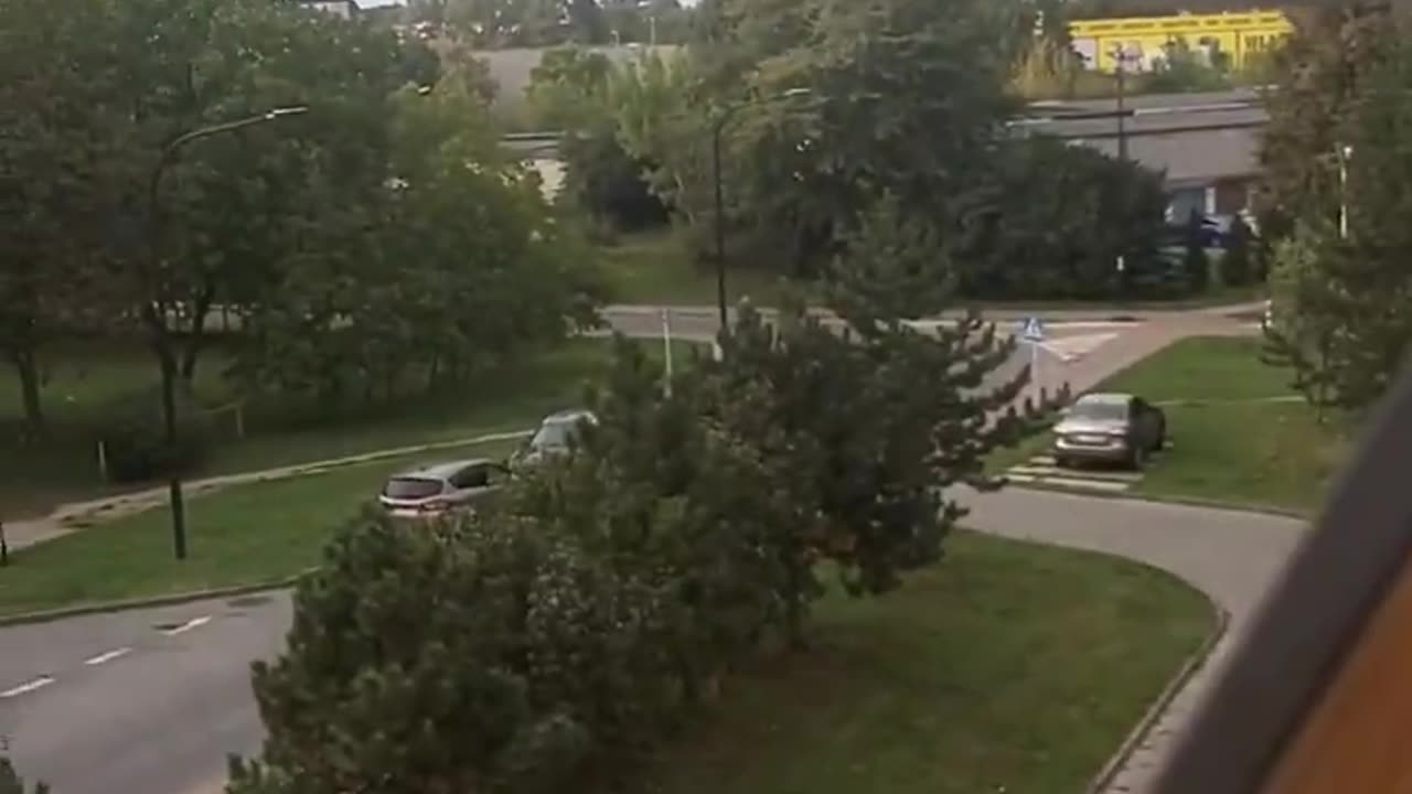 🇵🇱 Air raid sirens are sounding in eastern Poland.