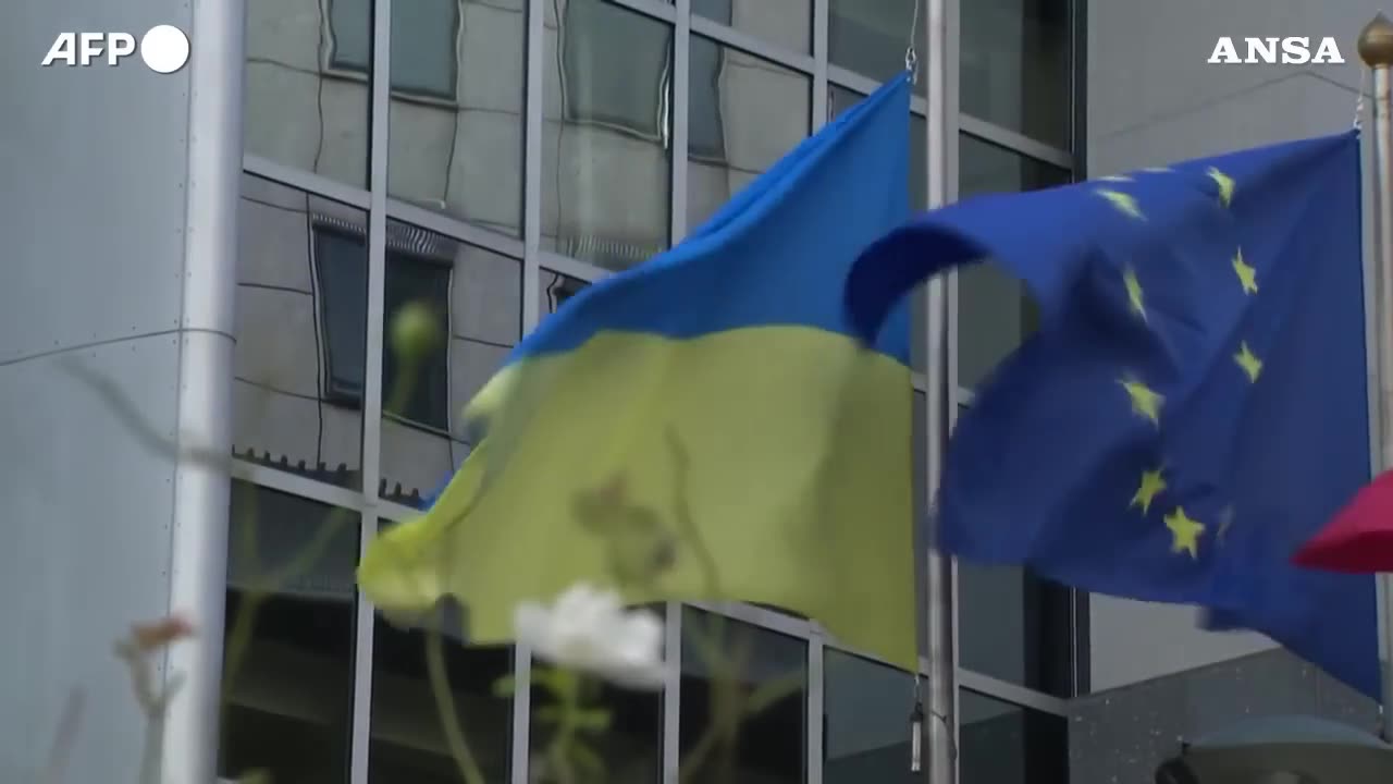 NOTIZIE DAL MONDO Bruxelles,la bandiera ucraina viene issata davanti al Parlamento europeo...messa da gente che a giugno 2025 era alla riunione del Club Bilderberg 2025 a Stoccolma in Svezia..bisogna specificarlo