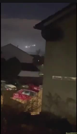 D'étranges OVNI pulsants au-dessus du ciel de West Lothian vendredi soir