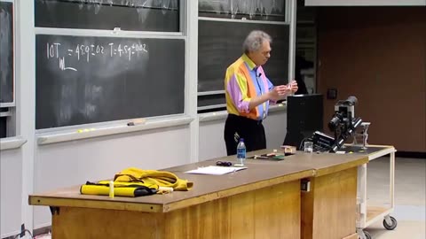 Prof. Walter Lewin lights up 5 cigarettes to demonstrate Rayleigh scattering