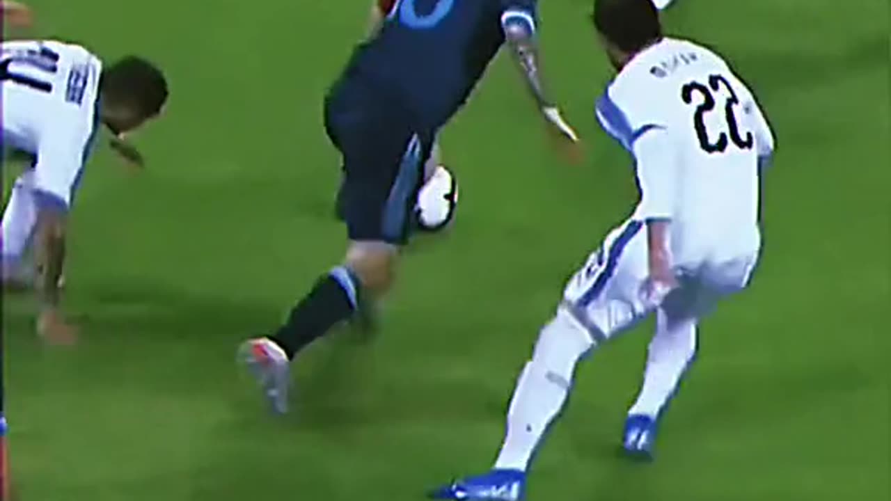 Messi’s physical balance is scary #messi #football #chjllball_team