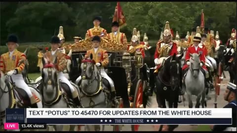 トランプ大統領…英国軍衛兵による検閲中、金色の王室馬車に乗り、チャールズ皇太子の前を歩く