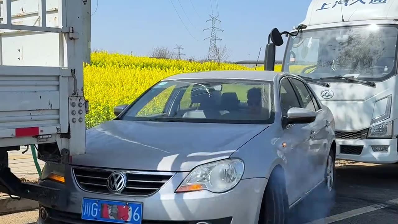 What to do if the car is blocked in front and behind? The god driver actually operated like this