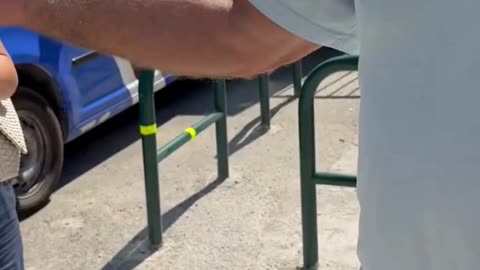 ‘Pse u merr lekët?’/ Braçe përplaset me qytetarin që u merr para banorëve kur parkojnë...