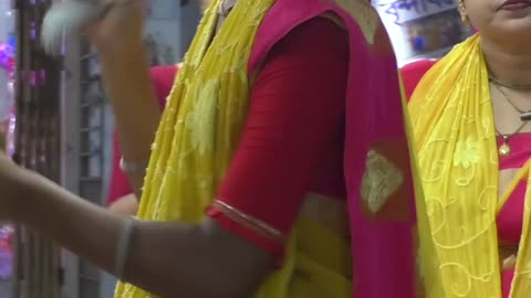 সখি আনমনে কার কথা ভেবে শুধু বাজিয়েই চলেছে