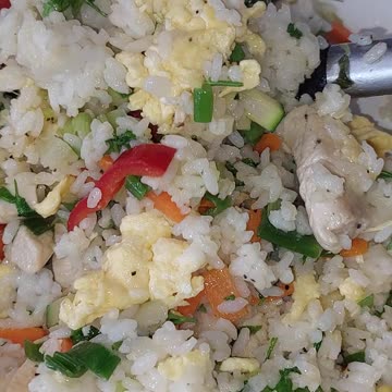 chicken hawaiian fried rice. 🍖🍳🔥🍚🥕🧅🍳#Three3Egg #3eggs #Bacon #FriedRice #EggFriedRice