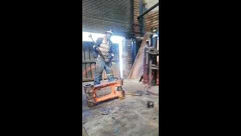HOW TO DROP AND SWING HEAVY MANUAL HAMMER IN REPAIRING EXCAVATOR'S END BOSS