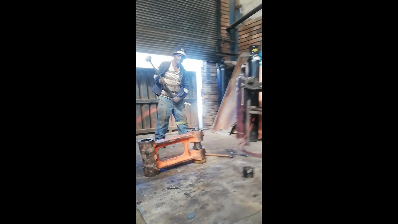 HOW TO DROP AND SWING HEAVY MANUAL HAMMER IN REPAIRING EXCAVATOR'S END BOSS