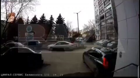 🇷🇺 80-year-old woman in Russia survives a six-story fall while cleaning her windows.