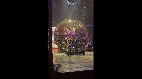 Globe of death Amazing five motocross acrobatics