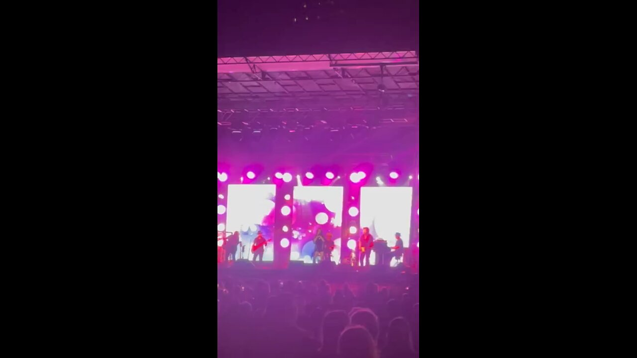 Martina McBride singing My Baby Loves Me Just The Way That I am