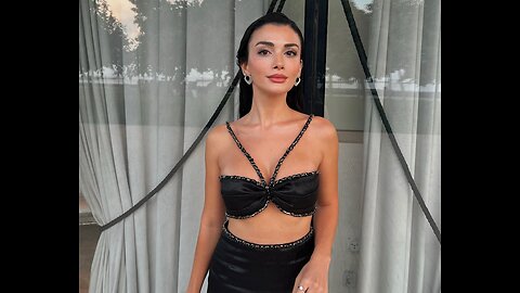 Özge Yağız szuka atencji