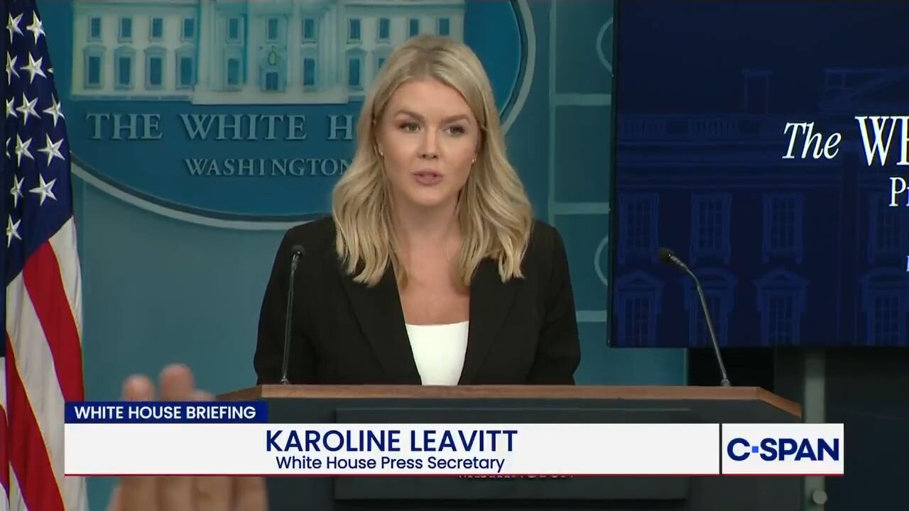 Trumpova mluvčí se snažila vysvětlit, proč najednou žádný Epsteinův seznam klientů neexistuje!