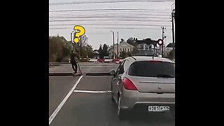 Joven en patinete eléctrico cae en cruce ferroviario en Rusia