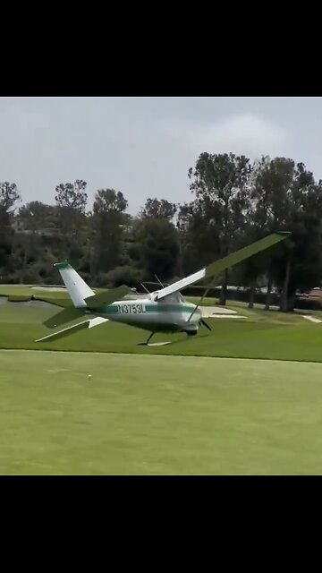 SMALL PLANE CRASH LANDS🏫🛺⛳️🏌️‍♀️🛩️📸ON PGA-TOUR-GULF COURSE IN LOS ANGELES🛩️⛳️🏌️‍♂️💫