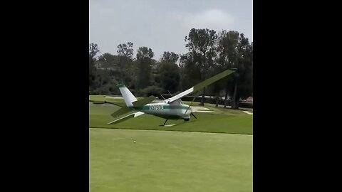 SMALL PLANE CRASH LANDS🏫🛺⛳️🏌️‍♀️🛩️📸ON PGA-TOUR-GULF COURSE IN LOS ANGELES🛩️⛳️🏌️‍♂️💫