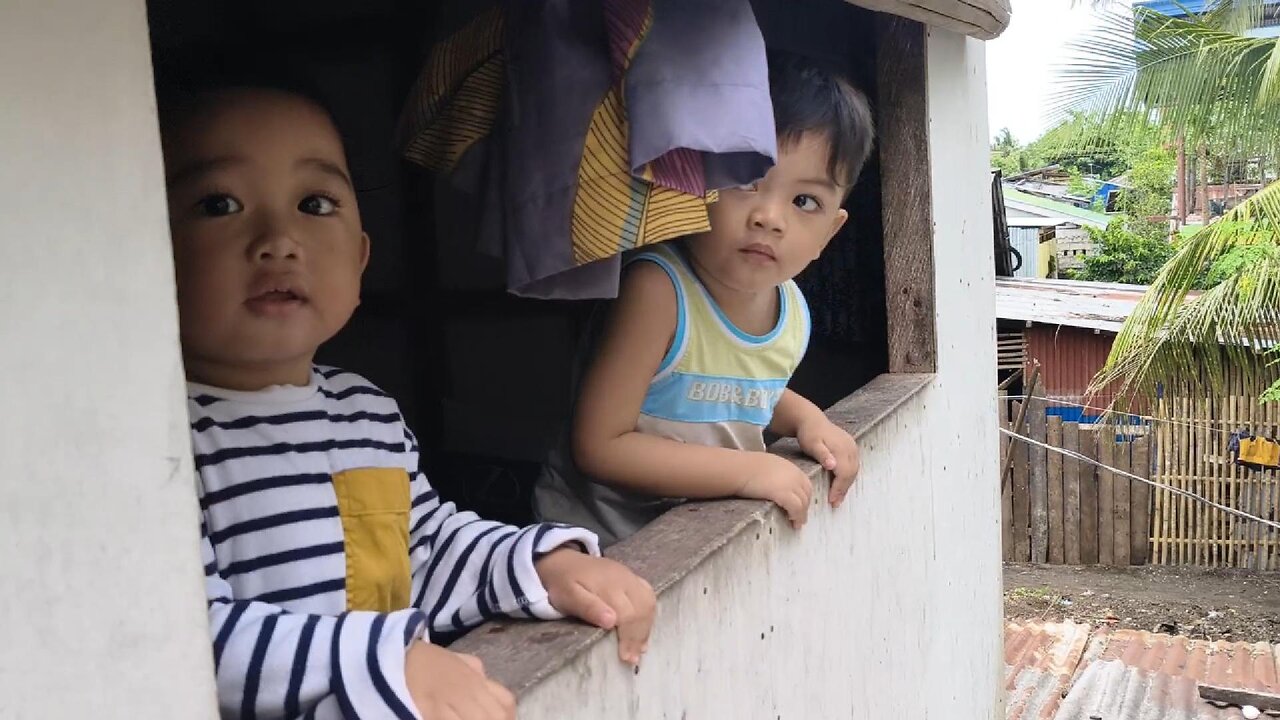 Nangdungaw Sa Bintana Ang Mga Bata