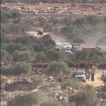 Israeli MOB chases journalist Jasper Nathaniel away from the scene