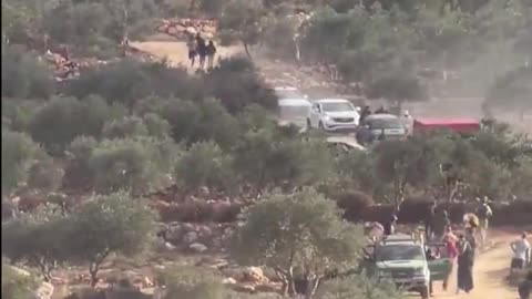 Israeli MOB chases journalist Jasper Nathaniel away from the scene