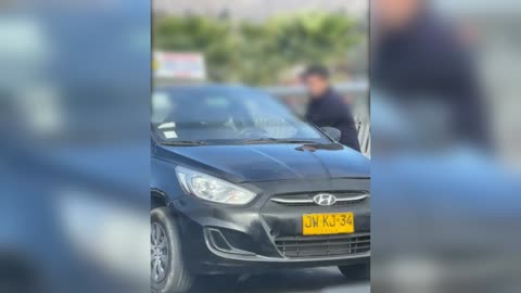 Se bajó furioso a pelear, pero su auto lo dejó afuera
