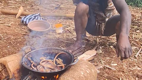 Inland tribal people cook eels in the wild