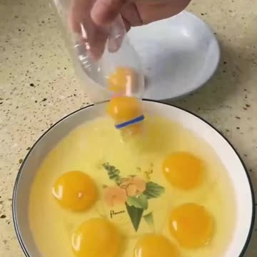 A professional separating egg whites and yolks!.hd
