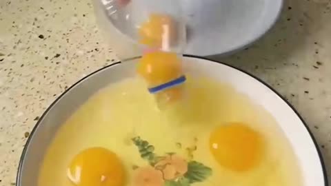 A professional separating egg whites and yolks!.hd