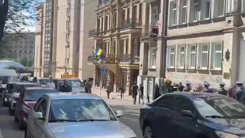 ✈️🇺🇦 Kyiv bids farewell to F-16 pilot Maksym Ustymenko. People got out of cars as
