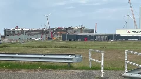 Rampschip Freemantle Highway en windmolen industrie te Eemshaven.