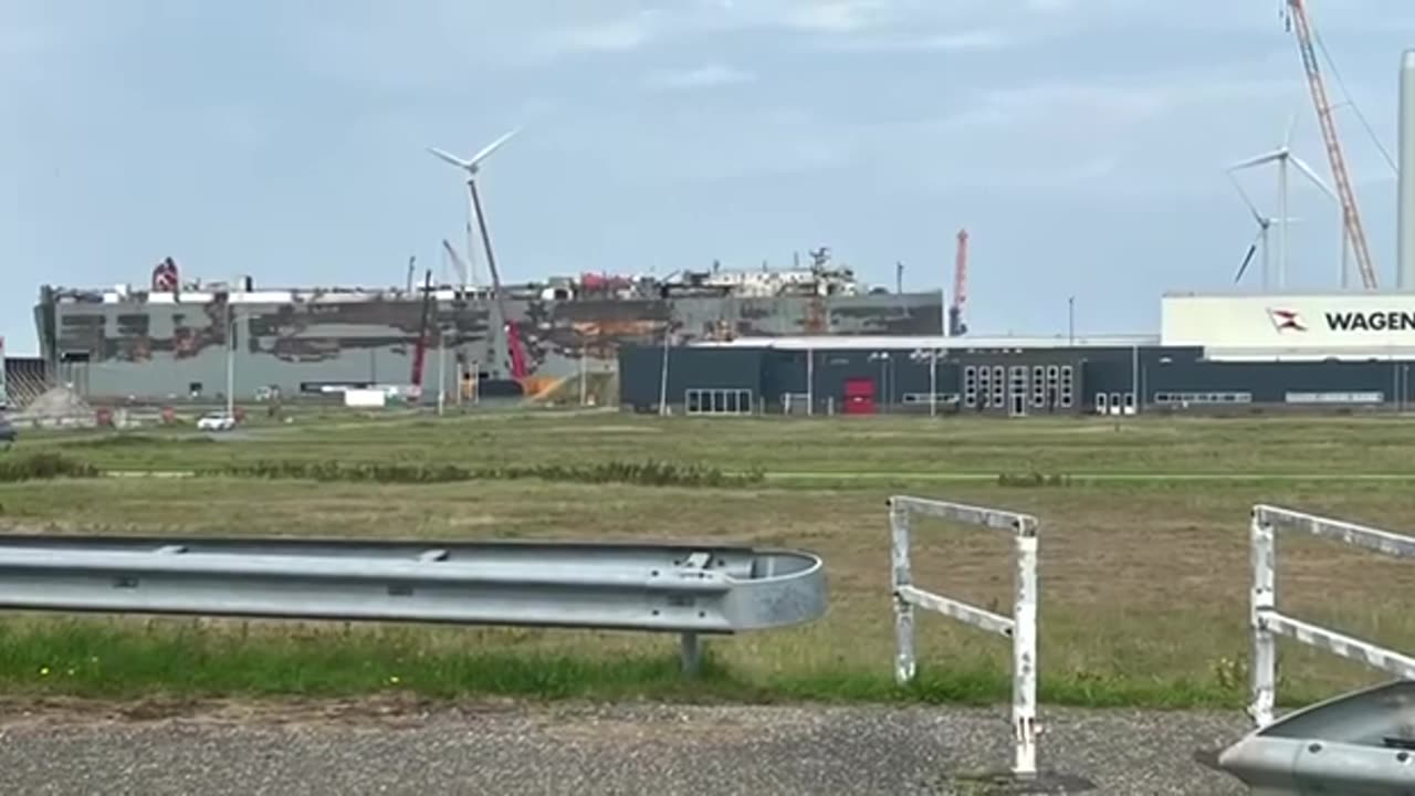 Rampschip Freemantle Highway en windmolen industrie te Eemshaven.