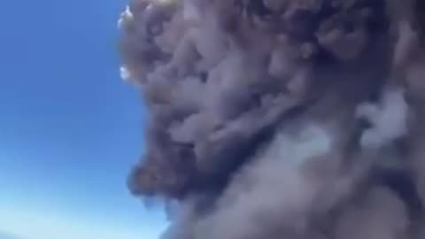 Eruption of the active volcano Mount Etna in Sicily: Travelers quickly evacuate the area