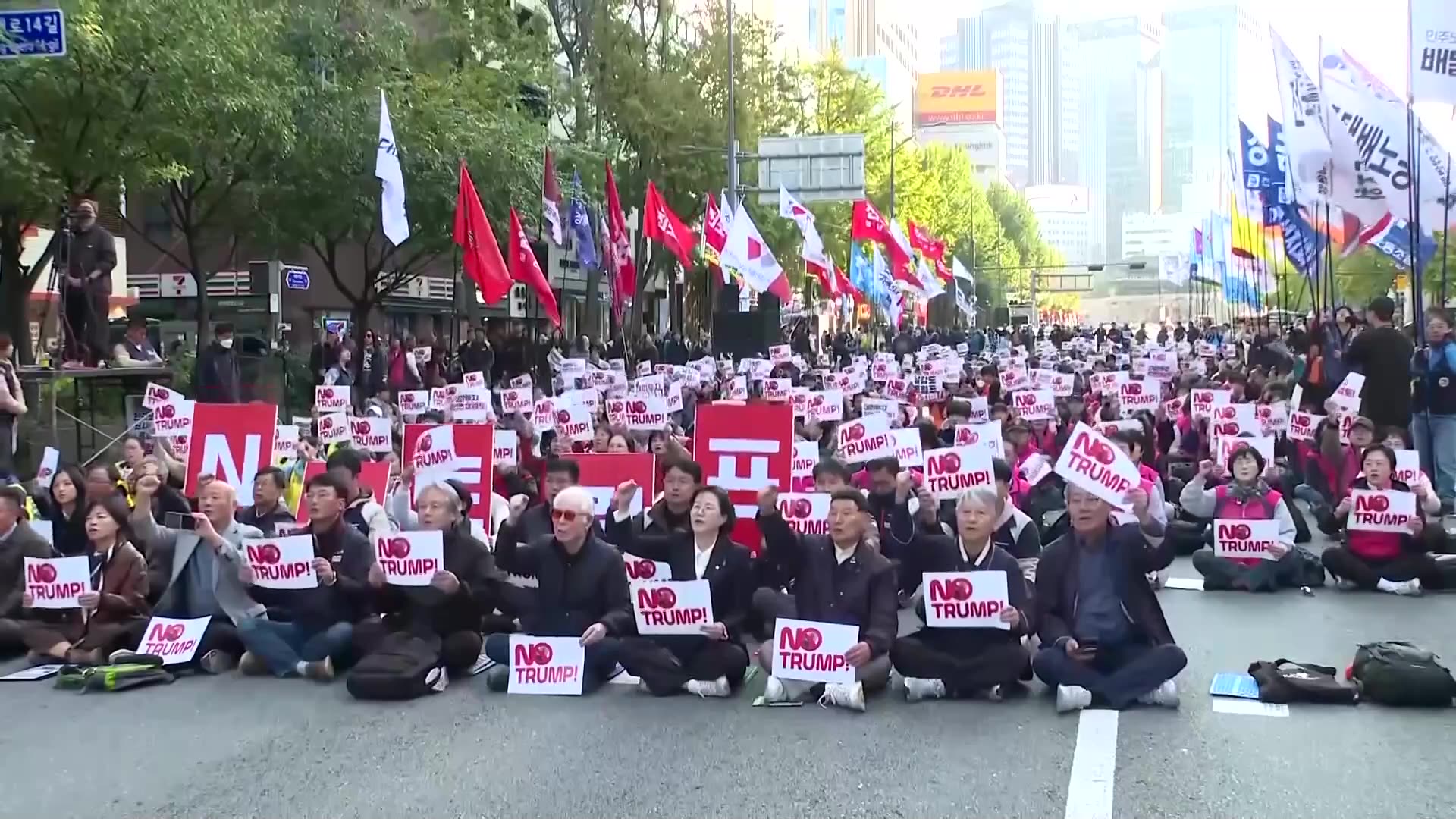 Trump lands in South Korea, hopes to strike deal with Chinas Xi