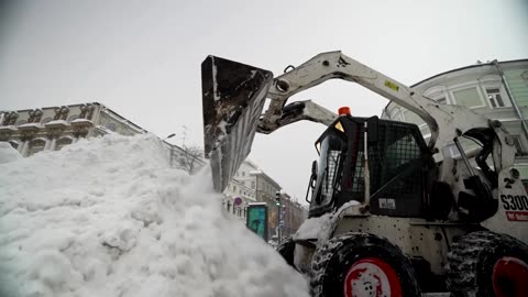 Russians remember 'real winter' as record snowfall hits Moscow