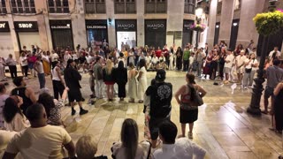 How Street Performers Attract Huge Crowds in Minutes
