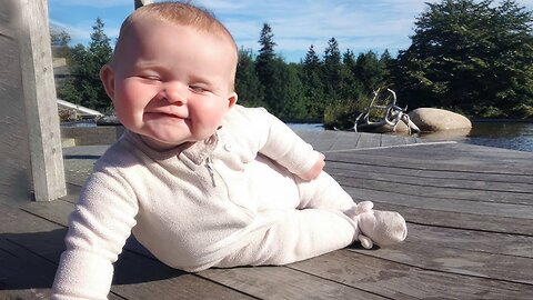 Funny babies running 😒🤣