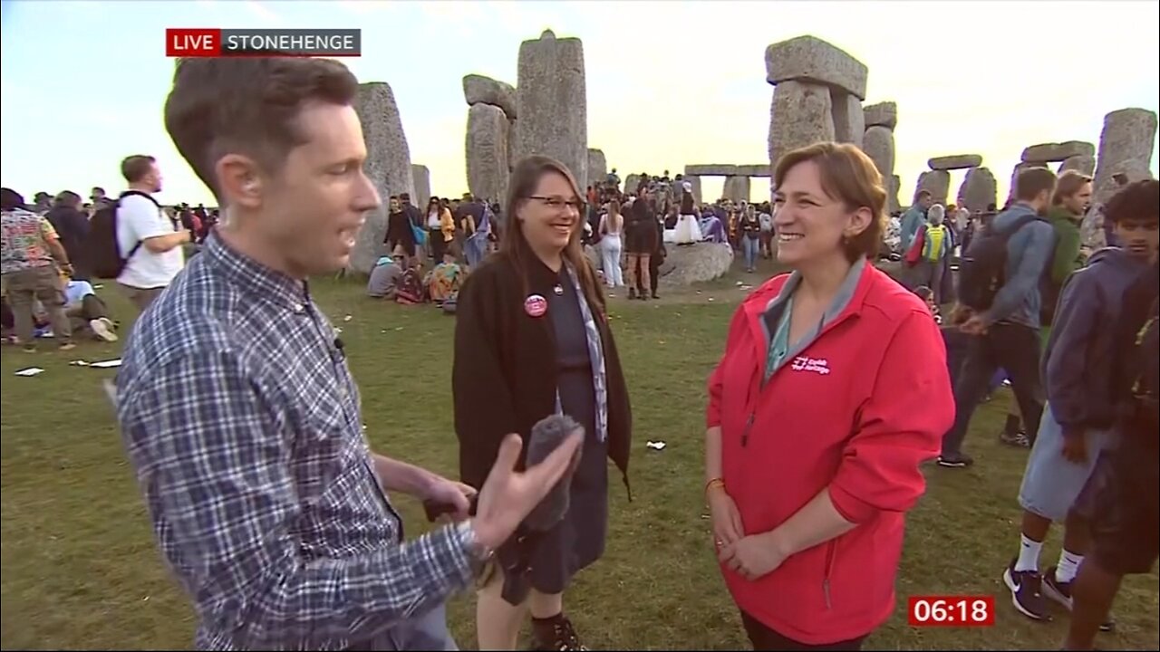 About 25,000 people have celebrated the Summer solstice at Stonehenge -a record breaking crowd. Pe.
