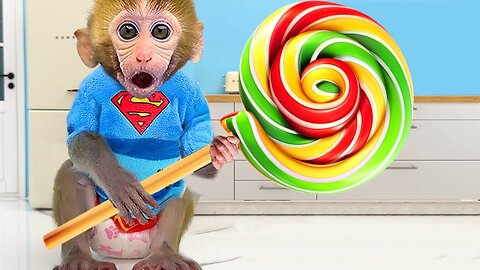 monkey Kiki Supera un Desafío de Obstáculos y Come Paleta Caramelo Arcoíris - BONBON MONKEY ESP