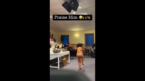 Dance young lady 💃🏽💃🏽 praise break