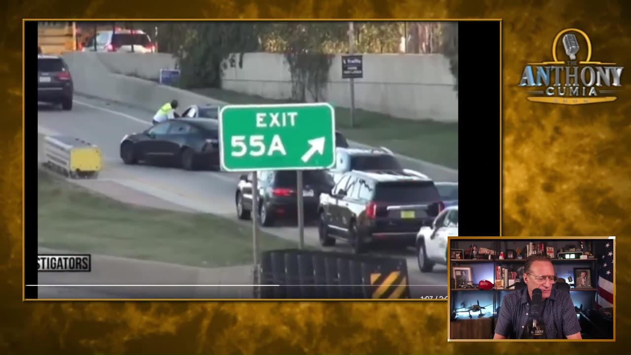 Anthony Cumia:Fans are bein g getting at Chicago Stadium on the expressway