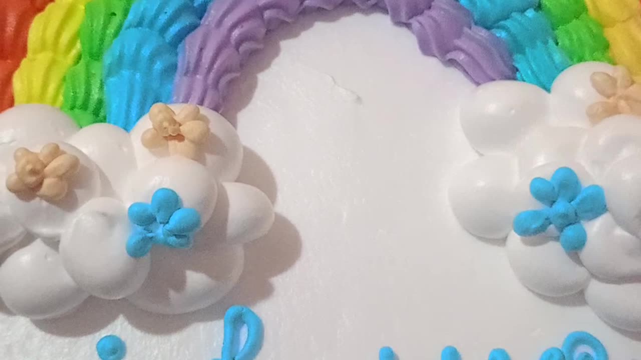 This cake is 1.5kg Rainwo shape and pineapple flavour