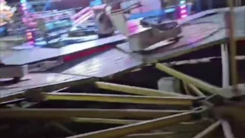 Una mujer y un niño se caen de una atracción en México