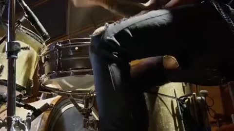 a mulher tocando guitarra star wars - Made with Clipchamp.mp4