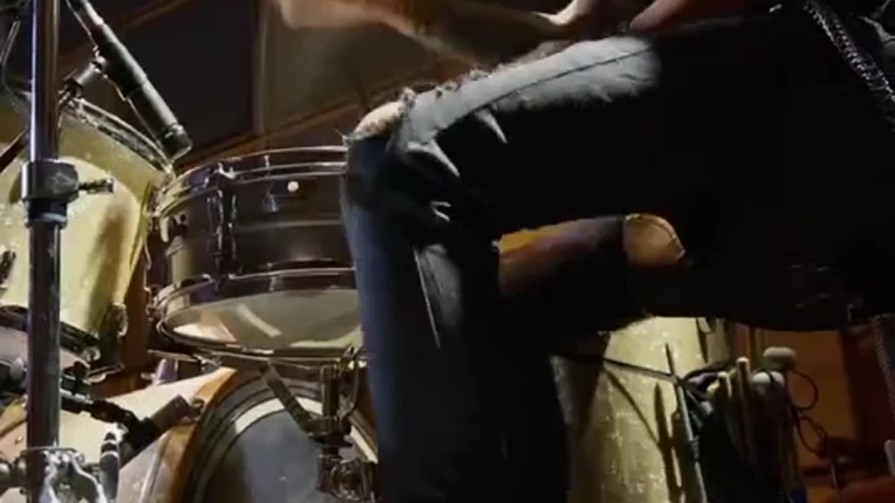 a mulher tocando guitarra star wars - Made with Clipchamp.mp4