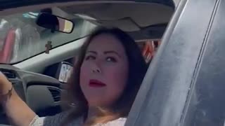 Mujer discute con policías por una multa tras saltarse el semáforo