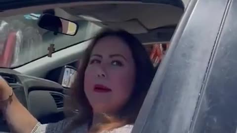 Mujer discute con policías por una multa tras saltarse el semáforo