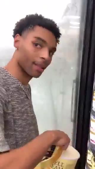 Fate così anche voi per decidere quale gelato acqistare?