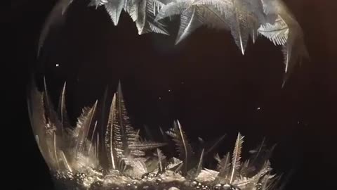 Nature’s Most Satisfying Freeze Moment 🫧❄