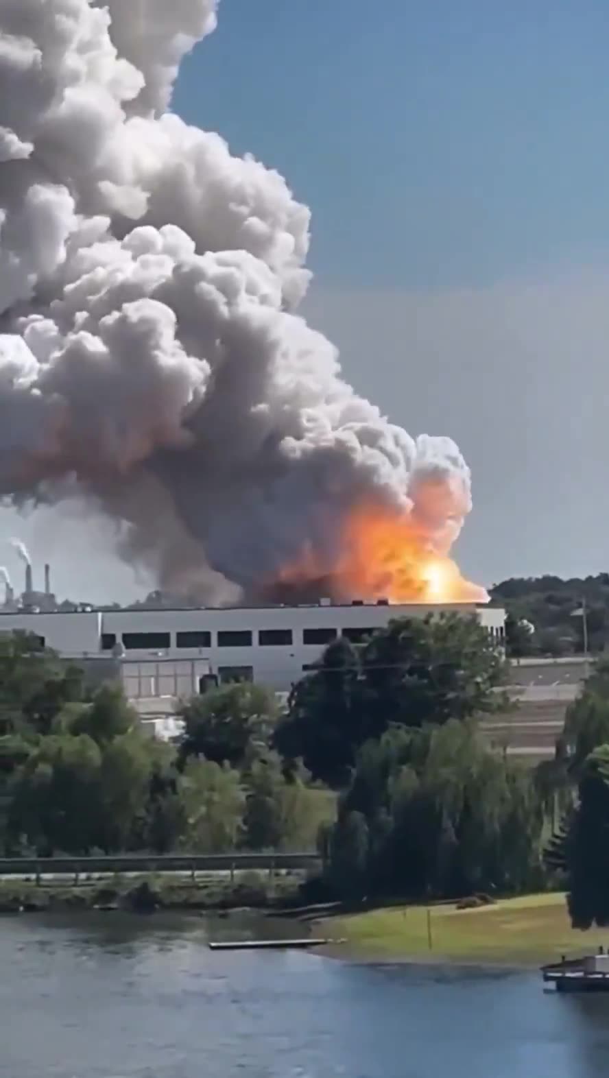 Shelter-in-place order issued in Newburgh, Indiana due to chemical fire.