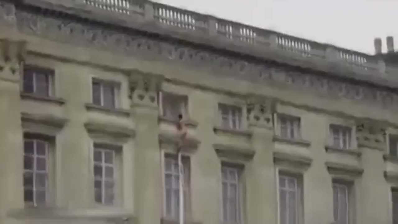 Remember when a naked dude climbed out of Buckingham Palace in central London?