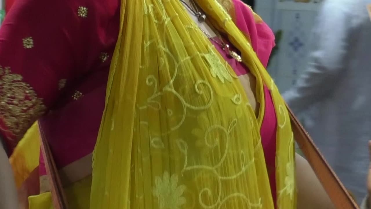 See how much money Rina didi gave.